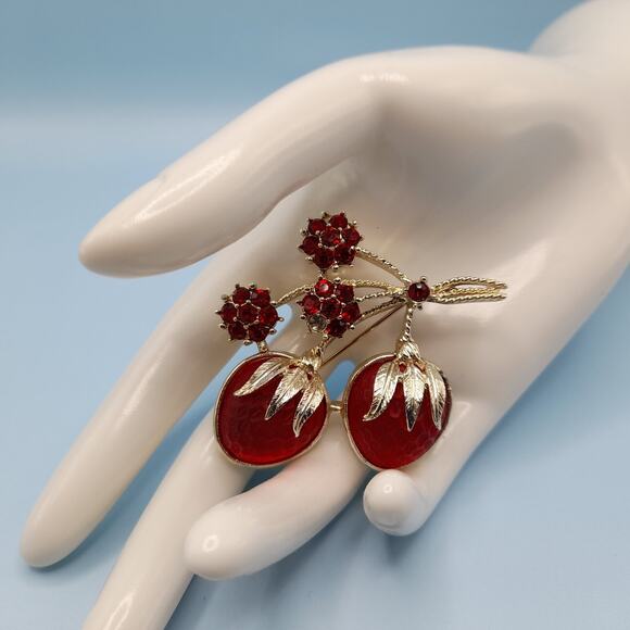 Vintage Sarah Coventry Strawberry Festival 1966 Brooch Luminous Red Strawberries - Picture 2 of 10
